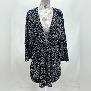 ISLANDER  Black and White abstract floral Swim Coverup size 3X.